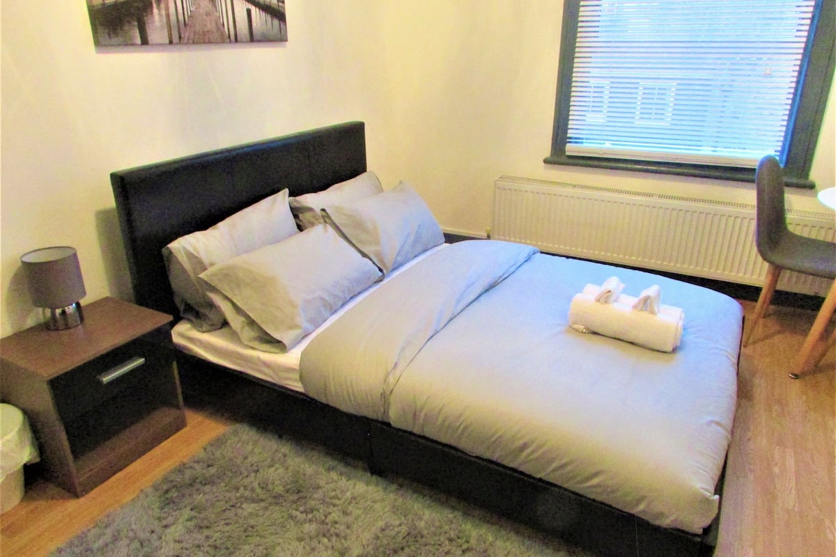 Habitación doble Confort, 1 cama matrimonial | Sábanas de algodón egipcio y ropa de cama de alta calidad