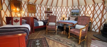 Fantastic and Fun “O Canada" Yurt, sleeps 4