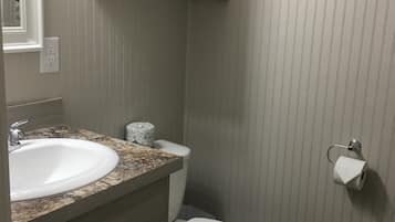 Cabin, 2 Queen Beds | Bathroom | Combined shower/bathtub, rainfall showerhead, free toiletries