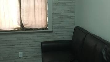 Cabaña, 2 camas Queen size | Área de sala de estar | Televisión de pantalla plana