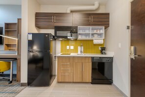 Full-size fridge, microwave, stovetop, dishwasher - MainStay Suites Bricktown - near Medical Center (Oklahoma City)