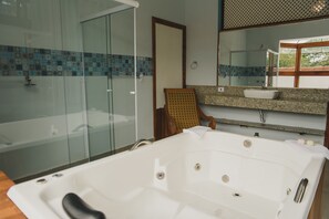 C6 Suite cama queen size e vista piscina | Bathroom | Shower, free toiletries, hair dryer, towels - hotel e pousadaTAJJ (Sao Roque)