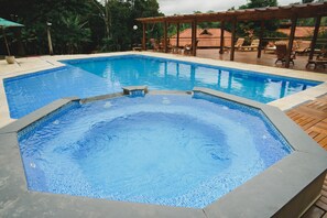 Innenpool, Außenpool, Sonnenschirme, Liegestühle