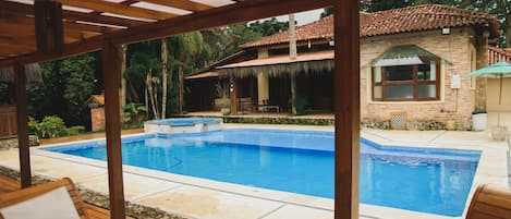 Innenpool, Außenpool, Sonnenschirme, Liegestühle