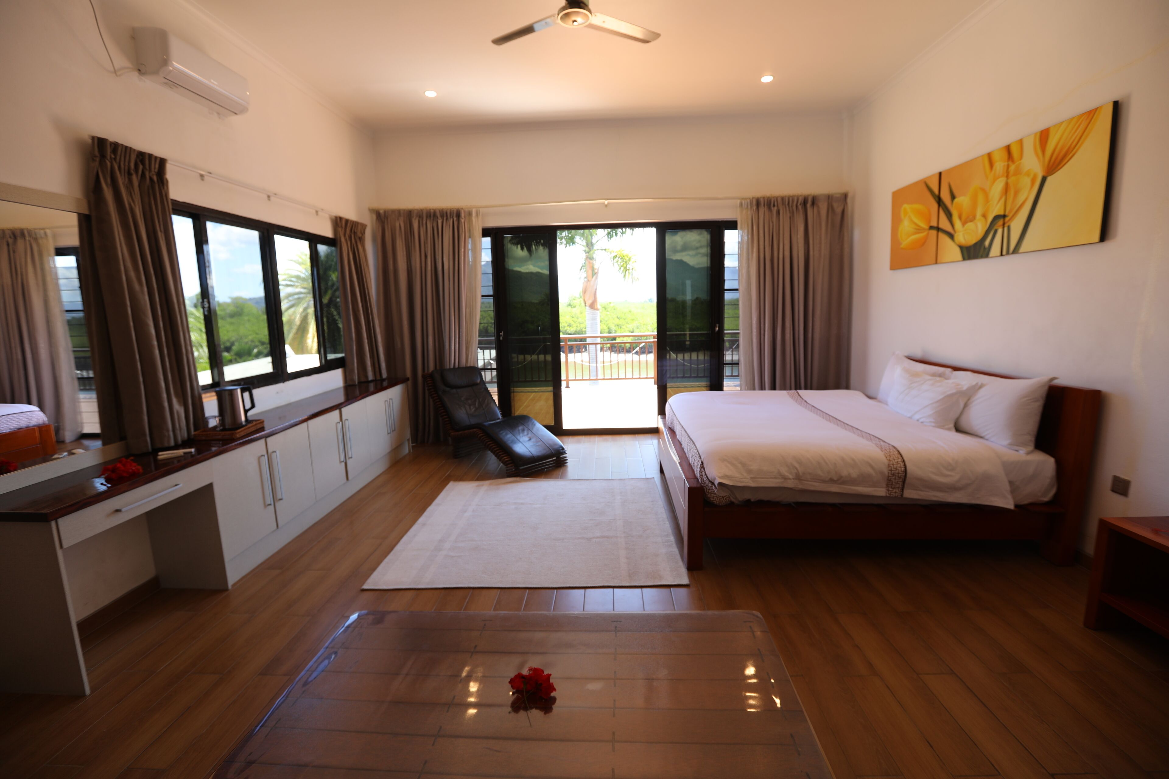 Artículos del minibar gratis y decoración personalizada 