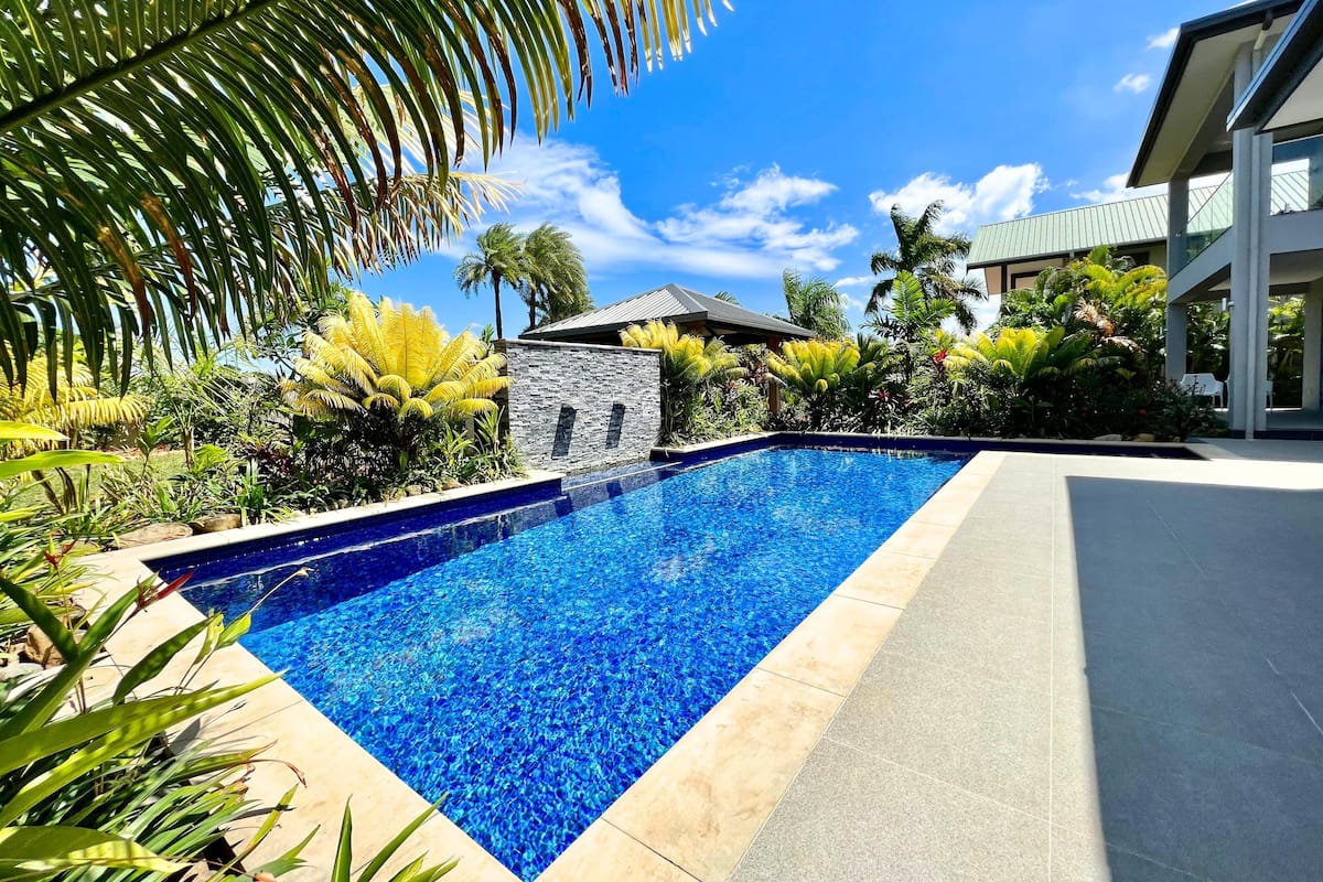 Minibaari (osa tuotteista ilmaisia), yksilöllisesti sisustettu