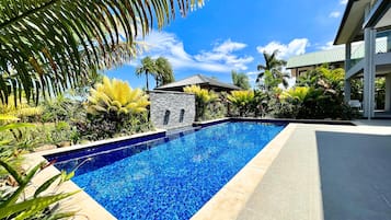 Minibar (mit einigen kostenlosen Artikeln), individuell dekoriert