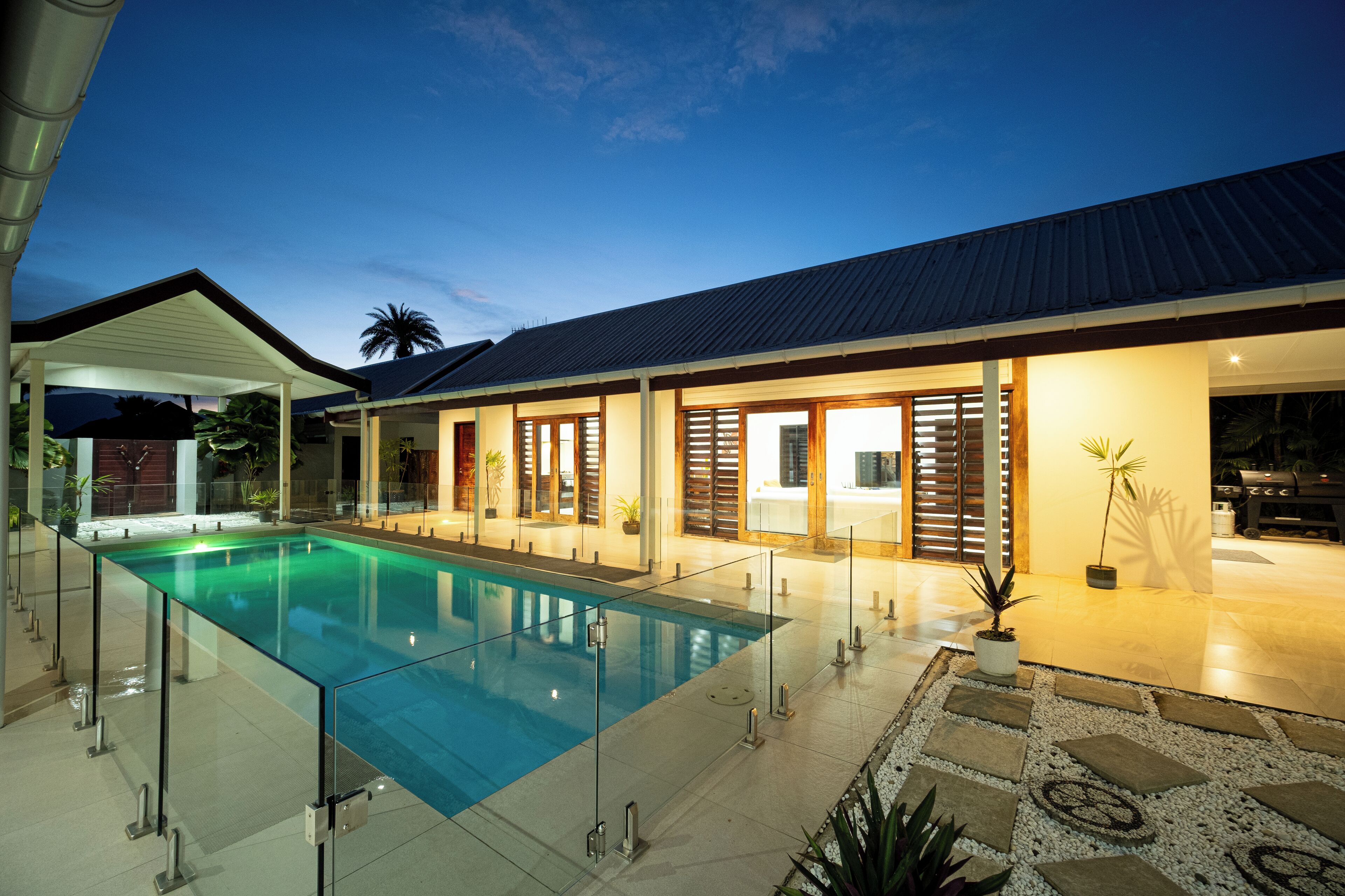 Huvila, 4 makuuhuonetta, näköala puutarhaan (100/4) | Minibaari (osa tuotteista ilmaisia), yksilöllisesti sisustettu