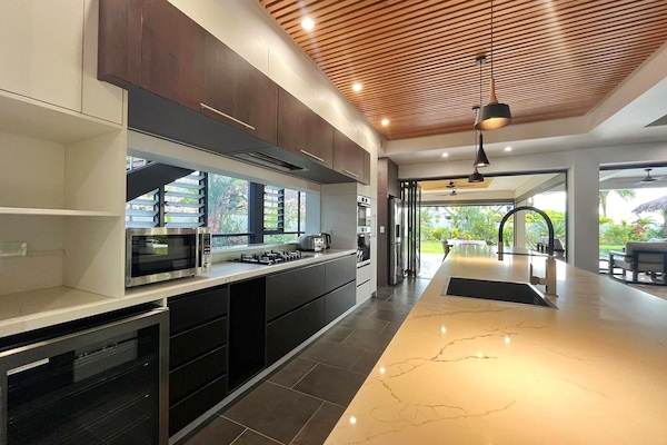 Refrigerador con freezer, microondas, horno, lavavajillas