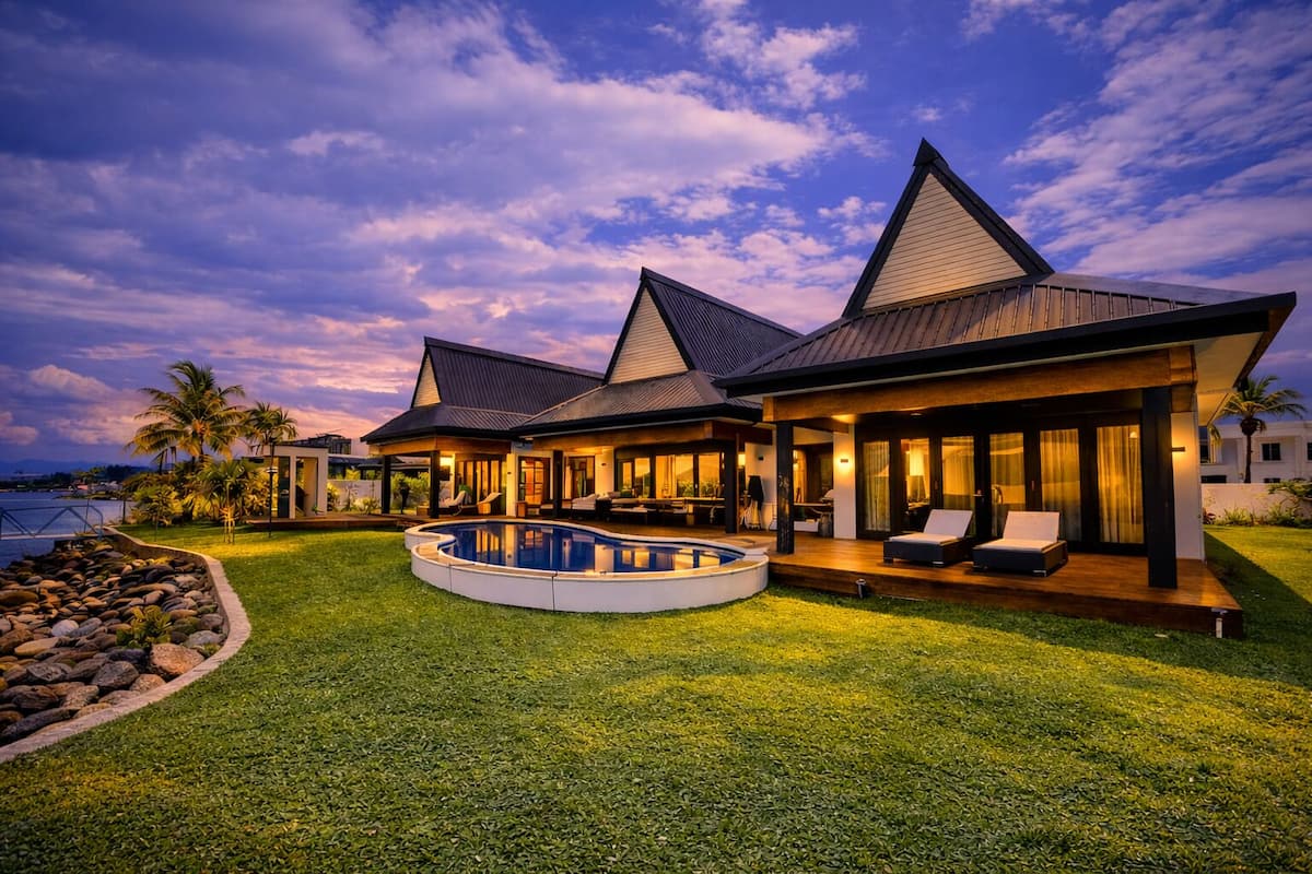 Ein modernes Resort mit Pool, Sitzgelegenheiten im Freien und Meerblick.