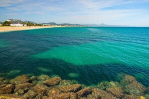 En la playa, camastros y toallas de playa 