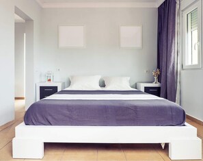 3 habitaciones, tabla de planchar con plancha, wifi y ropa de cama 