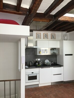 Frigorifero, microonde, forno, piano cottura