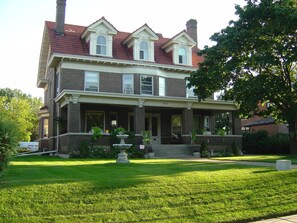 Exterior - 9 Bedroom Historic Summit Mansion With Pool And Hot Tub (St Paul)