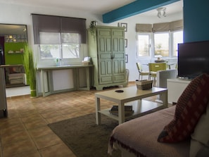 Smart TV, books - Athenea. (La Costa)