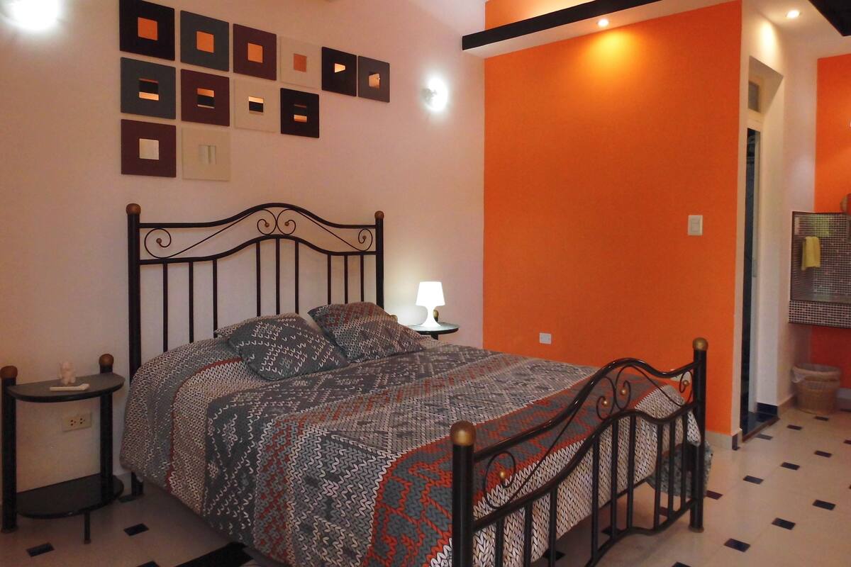 Chambre Triple Familiale, salle de bains privée, dans la tour | Couette en duvet d'oie, matelas mémoire de forme, minibar