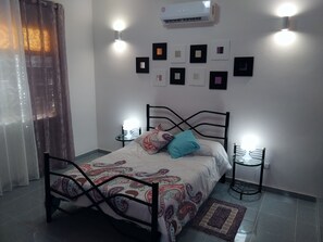 Chambre Triple Standard, salle de bains privée, dans la tour | Couette en duvet d'oie, matelas mémoire de forme, minibar