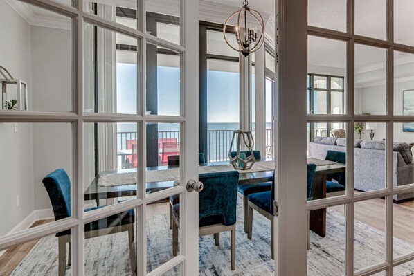 Dining - Beach Front, Spacious, Clean and Comfortable (Orange Beach)