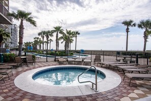 Alberca techada y alberca al aire libre