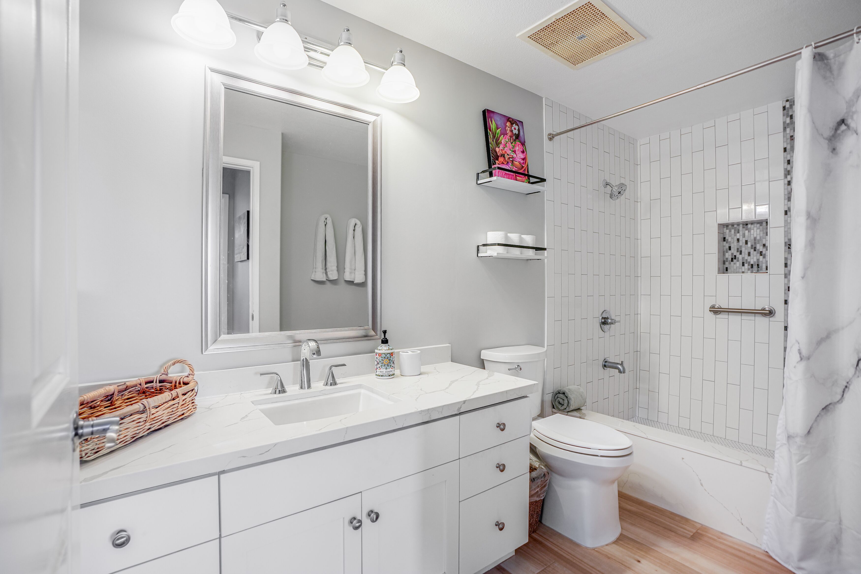 Combined shower/tub, hair dryer, towels