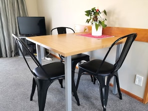 One Bedroom Unit | Blackout drapes, iron/ironing board, free WiFi, bed sheets - Broadview Motel (Cheviot)