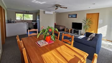 Cortinas blackout, tabla de planchar con plancha y wifi gratis