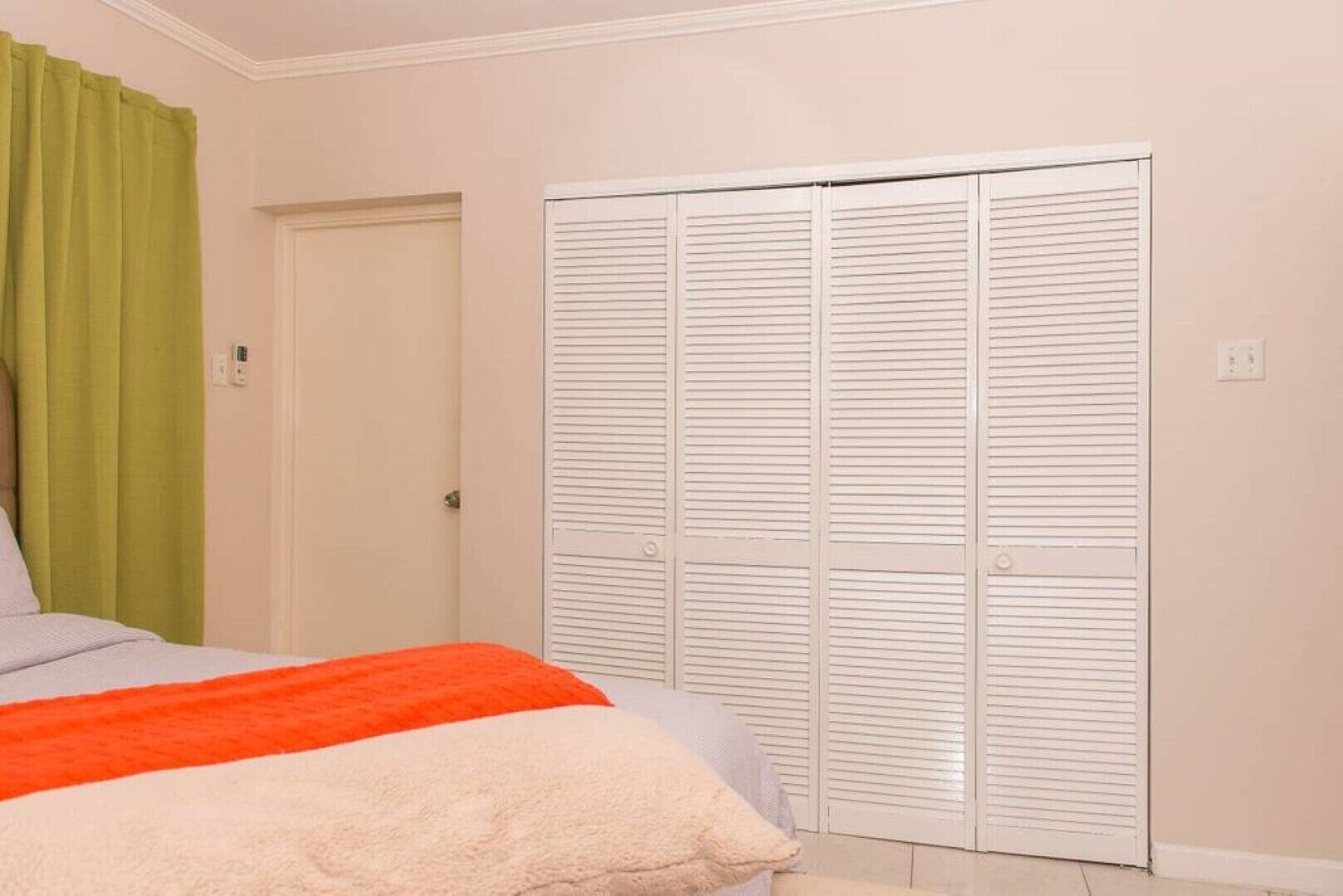 1 habitación, tabla de planchar con plancha, wifi gratis y ropa de cama 