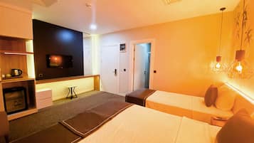Economy Room, No Windows, Basement | 1 間臥室、高級寢具、迷你吧、獨特裝潢