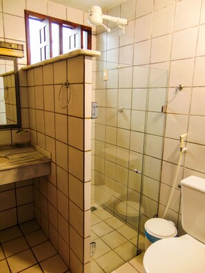 Chalet, Ground Floor (2 Pessoas) | Bathroom | Shower, towels, soap - Chalés Aguai (Natal)