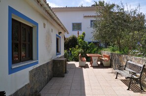 Outdoor dining - Quinta da Tosca, Rogil, Aljezur, Former farm with apartments for 2-14 pers (Rogil / Aljezur)