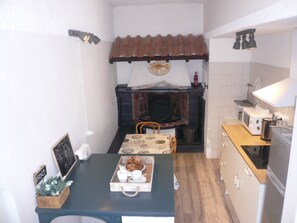 Kühlschrank, Mikrowelle, Herdplatte, Wasserkocher mit Kaffee-/Teezubehör