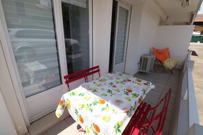 Outdoor dining - 2 rooms on the right bank on the ground floor, terrace, air conditioning and parking (LE GRAU DU ROI)