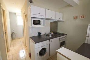 Een koelkast, een microgolfoven, een kookplaat