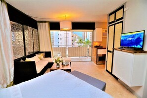 デスク、アイロン / アイロン台、WiFi (無料)、ベッドシーツ