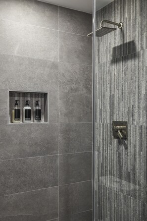 Secador de cabelo, toalhas de banho, sabonete, shampoo