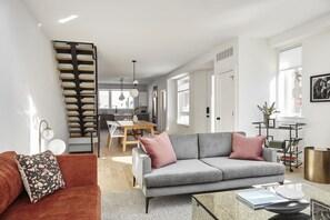 TV, fireplace - Absolute Luxury! Sleeps 16! RoofDeck/Gym/Wet Bar (Philadelphia)