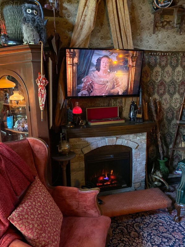 Smart-TV, Kamin, Bücher