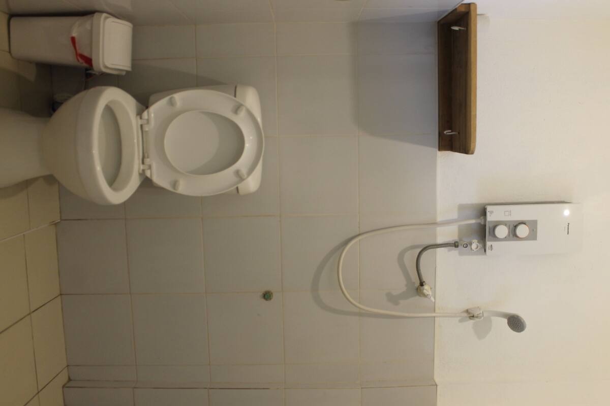 Shower, free toiletries, towels