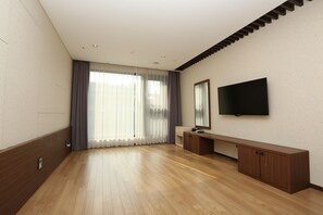 1 chambre, ameublement unique, rideaux d’obscurcissement