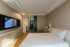 Habitación Deluxe doble | Mobiliario individual, cortinas opacas, wifi gratis