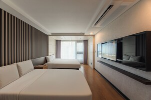 Family Twin Room (for 4 people) | Individually furnished, blackout drapes, free WiFi