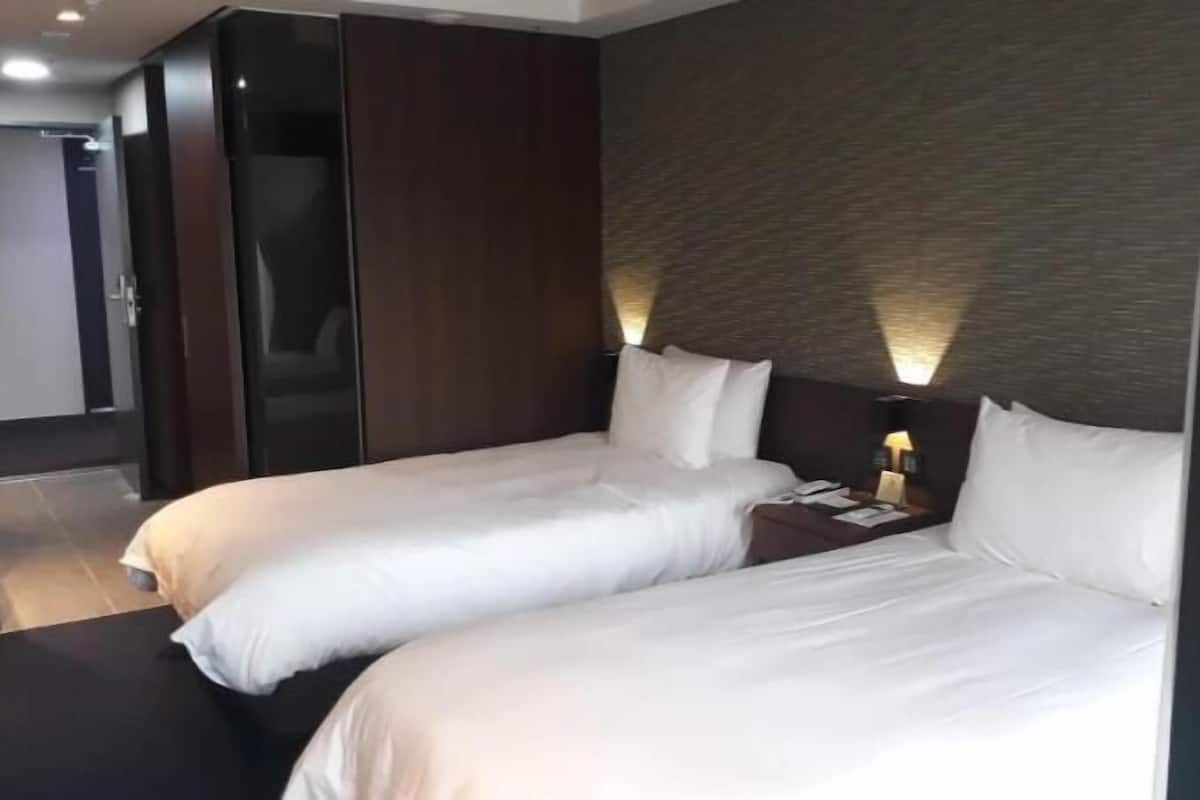 Cortinas opacas, wifi gratis, mobiliario individual