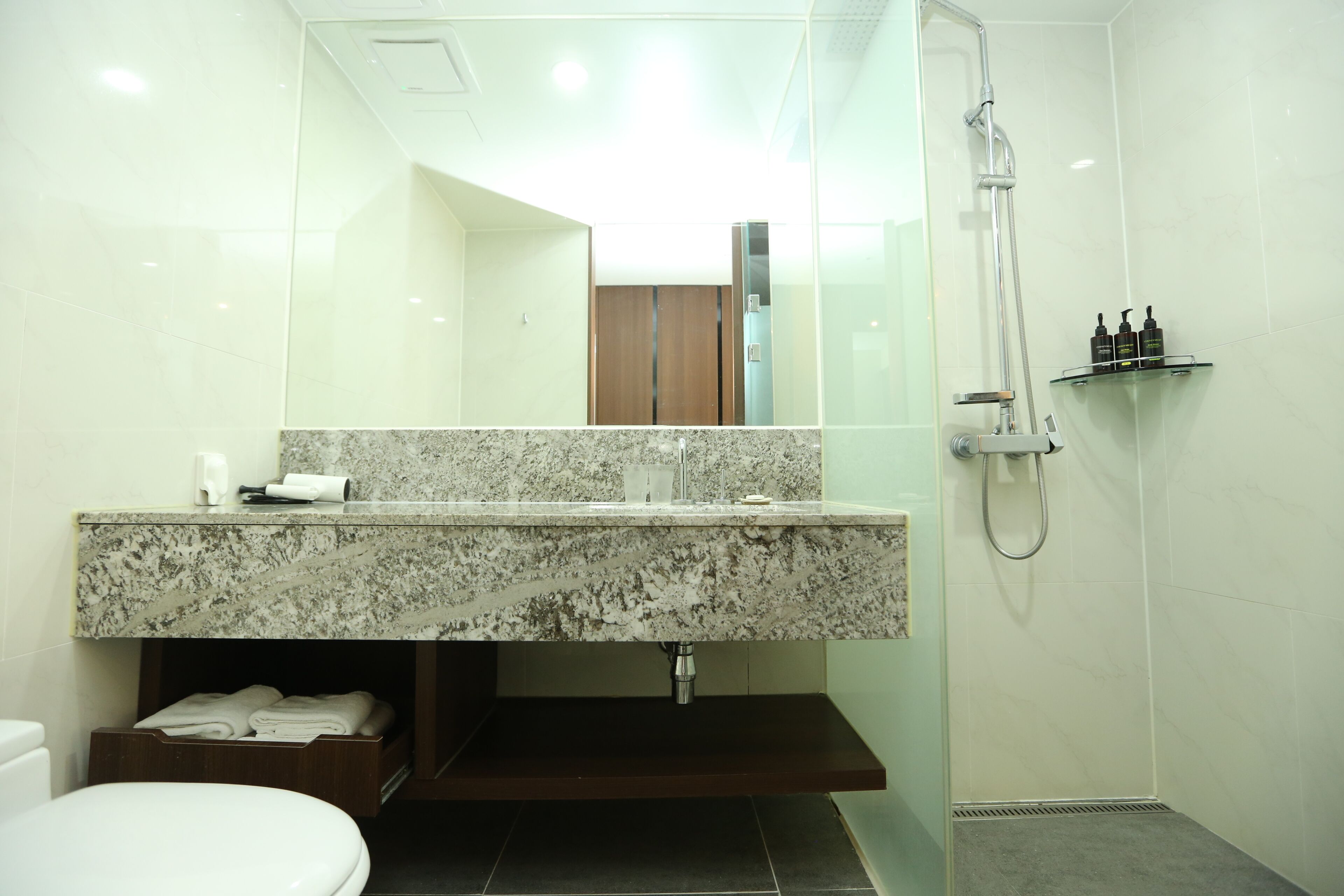 Individuelt innredet, blendingsgardiner og wi-fi (inkludert)