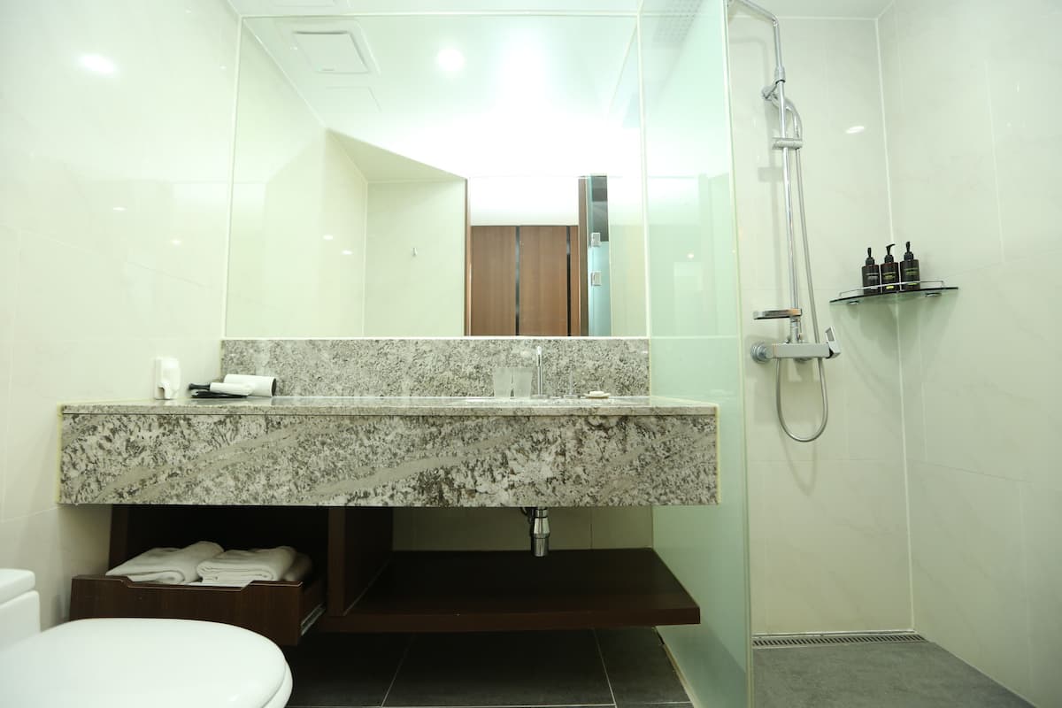 Individuelt innredet, blendingsgardiner og wi-fi (inkludert)