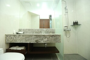 Individuelt innredet, blendingsgardiner og wi-fi (inkludert)