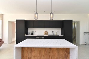 Fridge, oven, stovetop, dishwasher