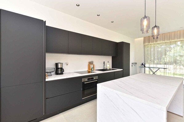 Fridge, oven, stovetop, dishwasher