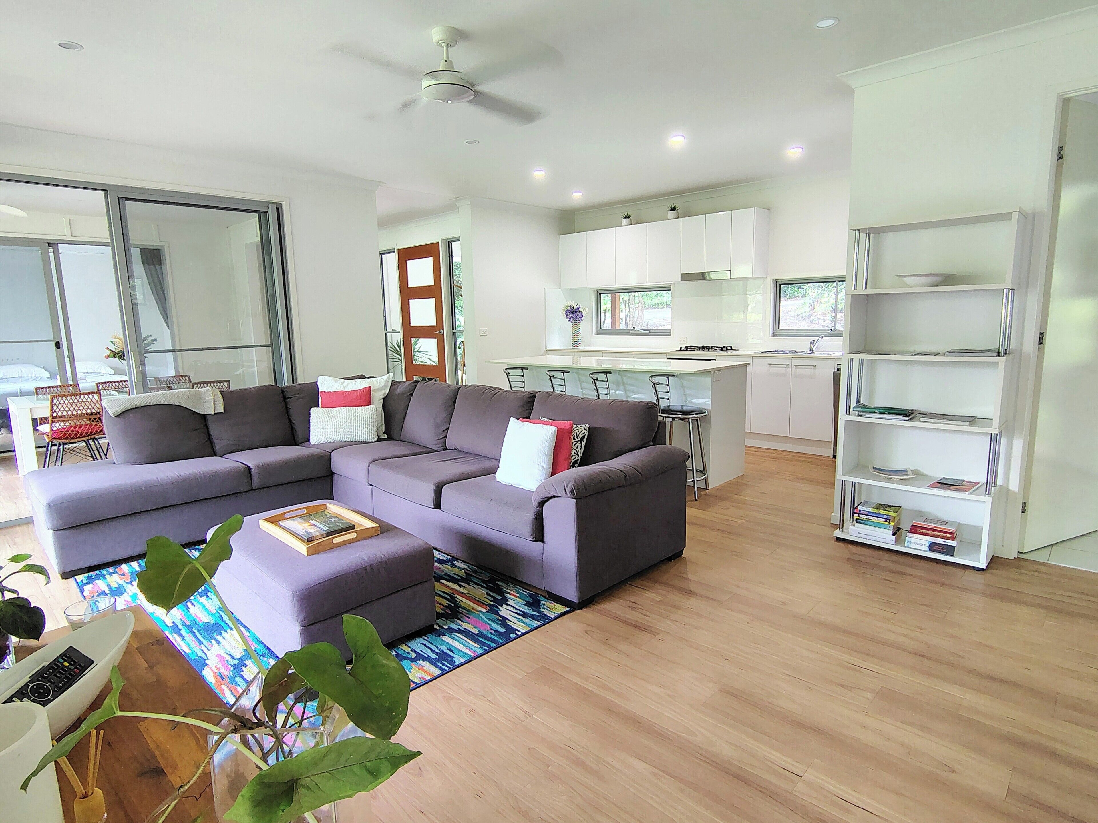 Smart-TV, DVD-Player, Bücher, Videothek