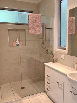 Dusche, Haartrockner, Handtücher, Seife