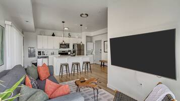 Smart TV, tavolo da ping pong, libri